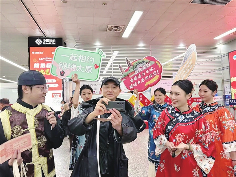“晋商少东家”送3000张“银票”欢